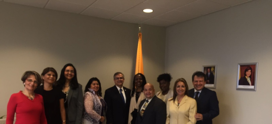 El Cónsul de Colombia se reunió con las directivas del Centro de Exposiciones de Arte de Newark para referirse la celebración de la independencia de Colombia