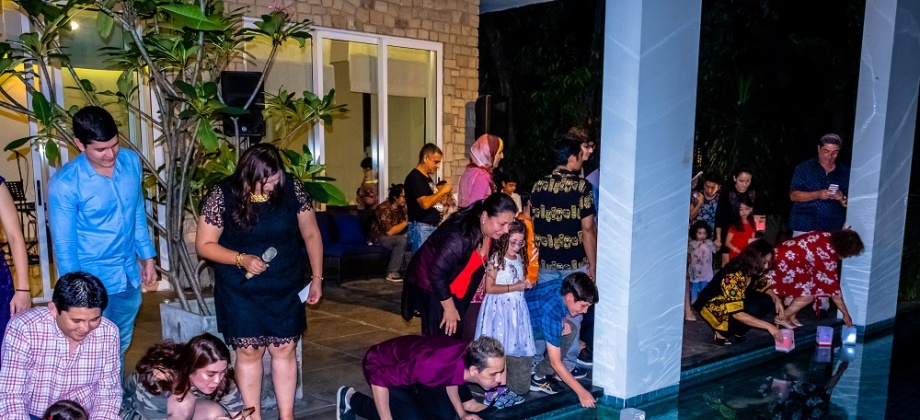 Los colombianos en indonesia se reunieron para encender las velitas y dar la bienvenida a la navidad