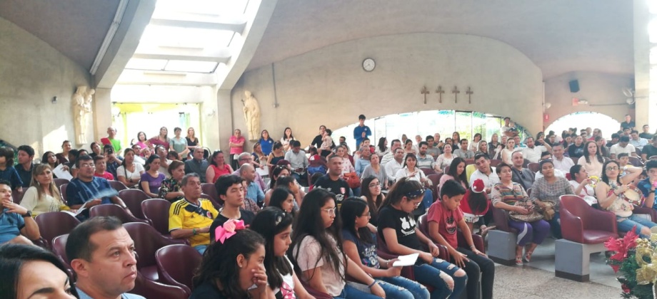 El Consulado de Colombia en Lima compartió con los connacionales el primer día de Aguinaldos