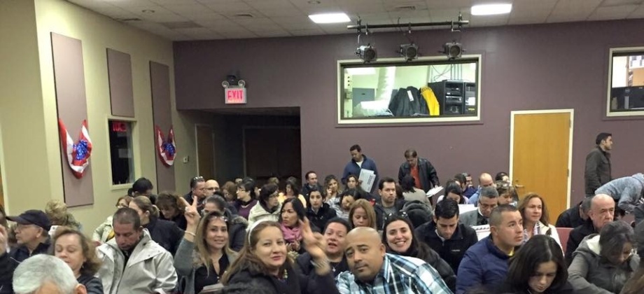 Nueva York (nov. 23/11) En una jornada continua por más de siete horas, cerca de 300 connacionales fueron atendidos durante el Consulado Móvil que se llevó a cabo en la ciudad de Brentwood. En esta oportunidad los usuarios pudieron realizar el trámite de renovación de pasaporte y reclamaron documentos pendientes.
