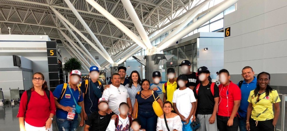 Jóvenes colombianos que recibieron asistencia por parte de Cancillería luego de que fueran, al parecer, engañados por un promotor deportivo en Nueva York, ya se encuentran en Colombia