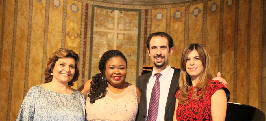 La Cónsul de Colombia en Nueva York asistió al recital la reconocida soprano Betty Garcés y el pianista Alejandro Rocca.