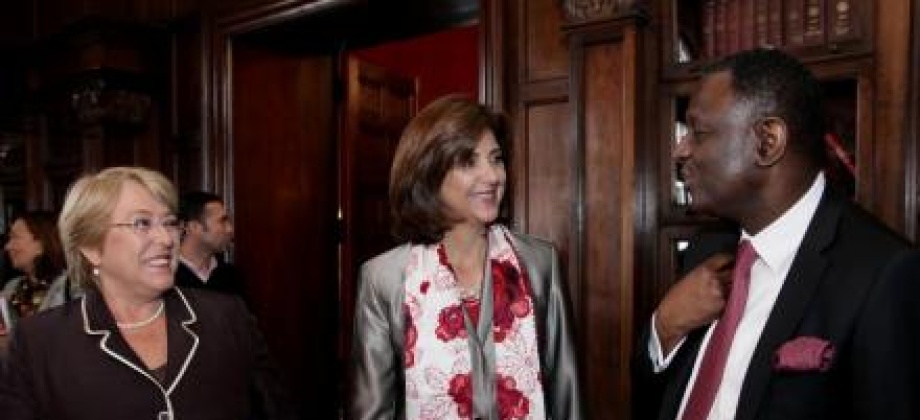 Bogotá, (Sep. 12 / 12). En el Palacio de San Carlos, la Canciller María Ángela Holguín dialogó el Director Ejecutivo del Fondo de Población de Naciones Unidas (UNFPA), Babatunde Osotimehin, y de la Secretaria General Adjunta de las Naciones Unidas y Directora Ejecutiva de ONU Mujer, Michelle Bachelet, quienes visitan Colombia para asistir al lanzamiento de la Política pública nacional de equidad de género para las mujeres.