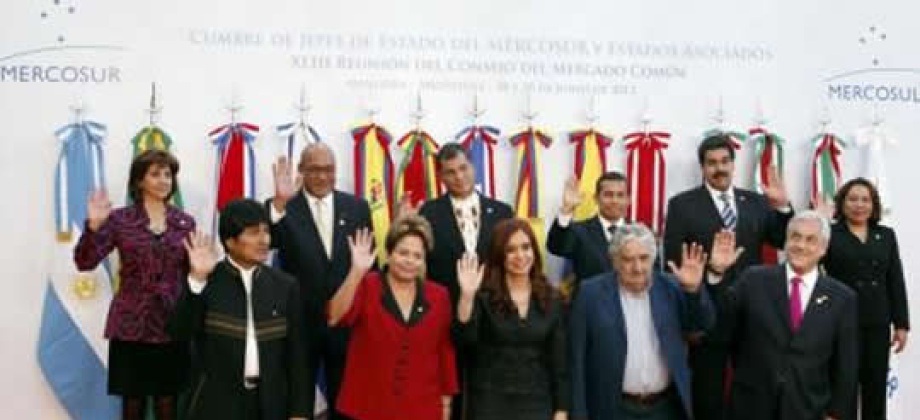 La Ministra de Relaciones Exteriores, María Ángela Holguín, participó en la foto oficial de la cumbre de presidentes del Mercosur. Aparecen al lado de la Canciller, de izquierda a derecha, los Presidentes de Ecuador, Rafael Correa; Perú, Ollanta Humála y el Canciller de Venezuela, Nicolás Maduro. En primera fila, los Presidentes de Bolivia, Evo Morales; Brasil, Dilma Rousseff; Argentina, Cristina Fernández; Uruguay, Jose “Pepe” Mujica y Chile, Sebastián Piñera. Foto:Presidencia de Ecuador