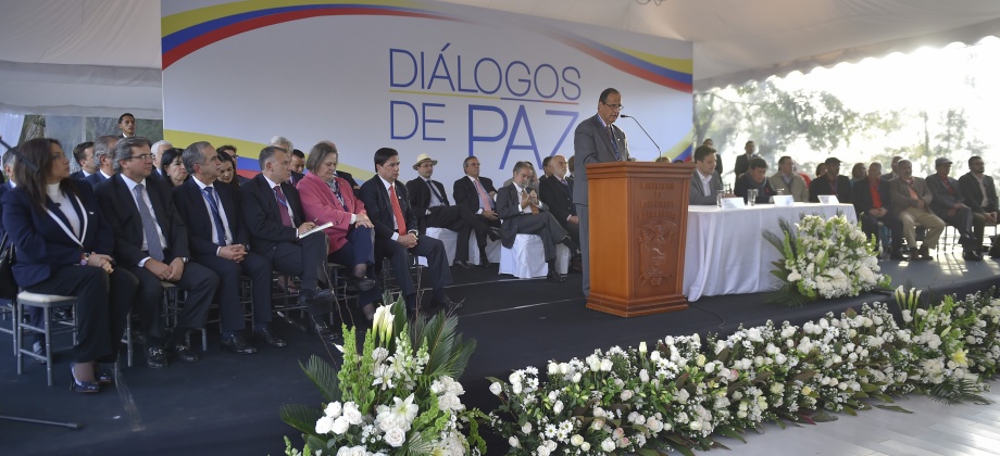El Gobierno de Colombia y el ELN instalaron la mesa pública de conversaciones para la terminación del conflicto armado en Quito