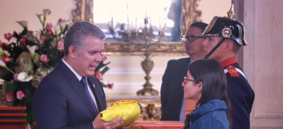 Presidente Duque entregó el pabellón nacional a la Filarmónica Joven que representará a Colombia en una gira de conciertos por teatros de Europa