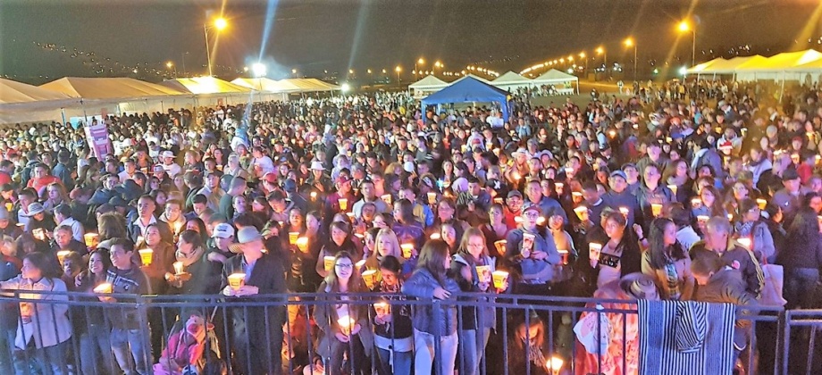 Los colombianos celebraron la Noche de las Velitas en Quito