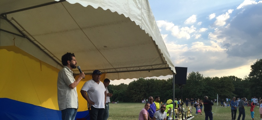 Atendiendo a la invitación de la Asociación Colombiana de Fútbol en París (ASOCOLFUT), el Consulado General de Colombia en París estuvo acompañando el desarrollo del torneo de Fútbol de Vincennes 2016 y compartiendo con las familias colombianas este espacio de encuentro dedicado al deporte y la gastronomía