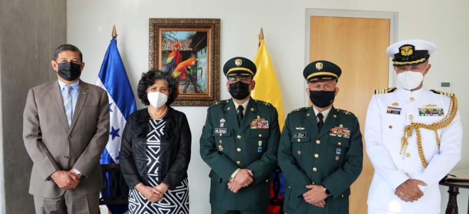 Embajadora Luz Marina Rivera se reunió con el Secretario de Defensa de Honduras