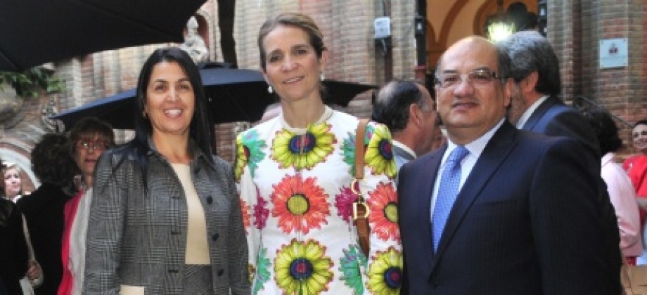 Doña Gabriela Cano Ramírez Cónsul General de Colombia en Sevilla, su Alteza Real la Infanta Doña Elena de Borbón y Don Álvaro Perdomo González Cónsul Adjunto. 