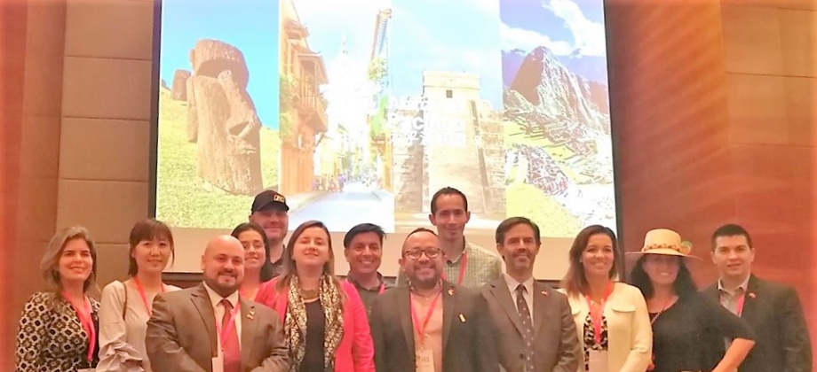 Cónsul General de Colombia en Shanghái, Luz Helena Echeverry, en compañía del Vicepresidente de Turismo de ProColombia, Julián Guerrero; Juan Pablo Carrillo, Asesor de Turismo de ProColombia China y representantes de empresas de turismo colombianas.