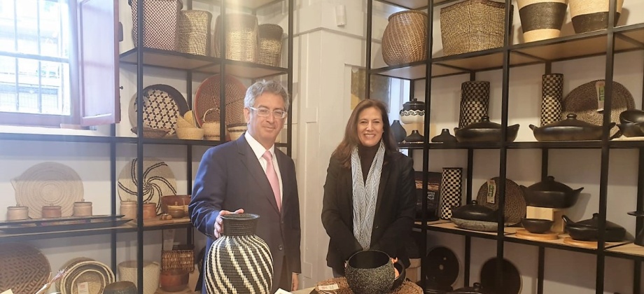 El Embajador Manuel Solano busca promover las artesanías colombianas en Singapur