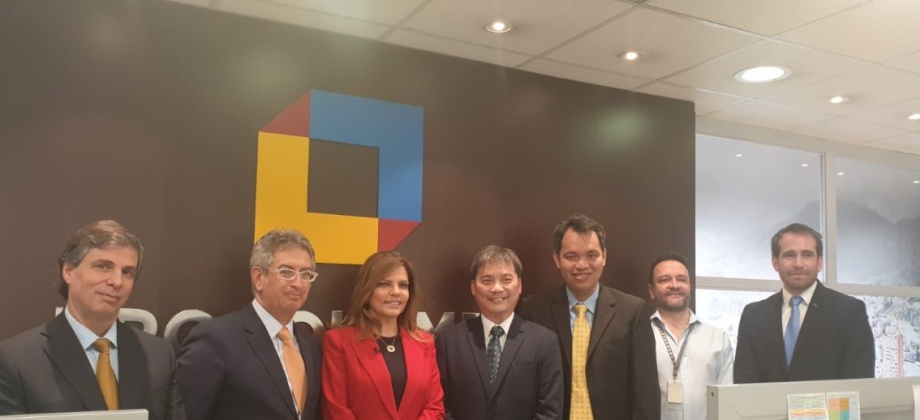 Embajador Manuel Solano y la Presidenta de ProColombia dialogaron sobre temas de cooperación en defensa y tecnología con Singapur
