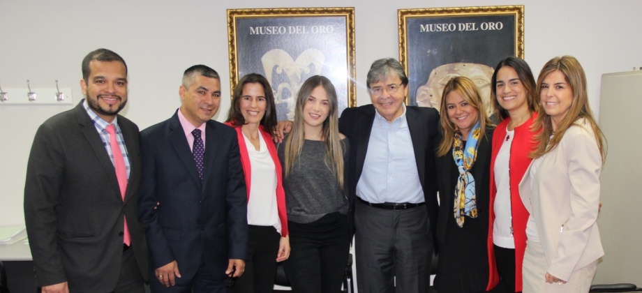 Canciller Carlos Holmes Trujillo saludó y agradeció a los funcionarios del Consulado en Nueva York su compromiso con el país