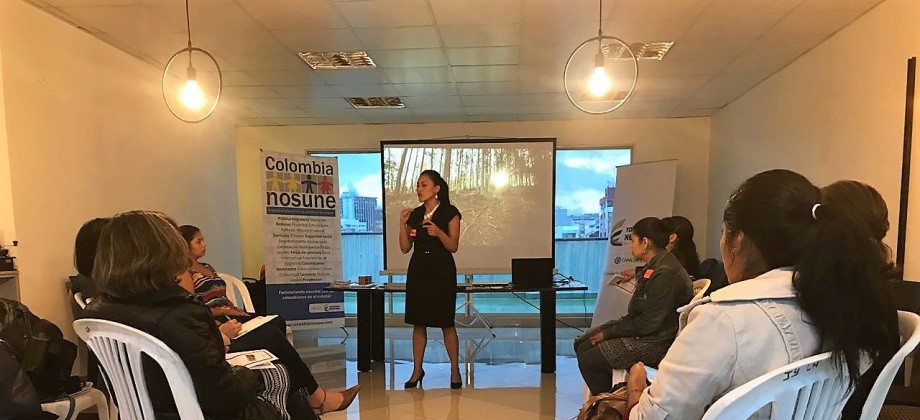 Con el taller ‘Edita la vida’, el Consulado de Colombia en Quito se vinculó a las “actividades naranjas” con ocasión del Día Internacional para la Eliminación de la Violencia contra la Mujer