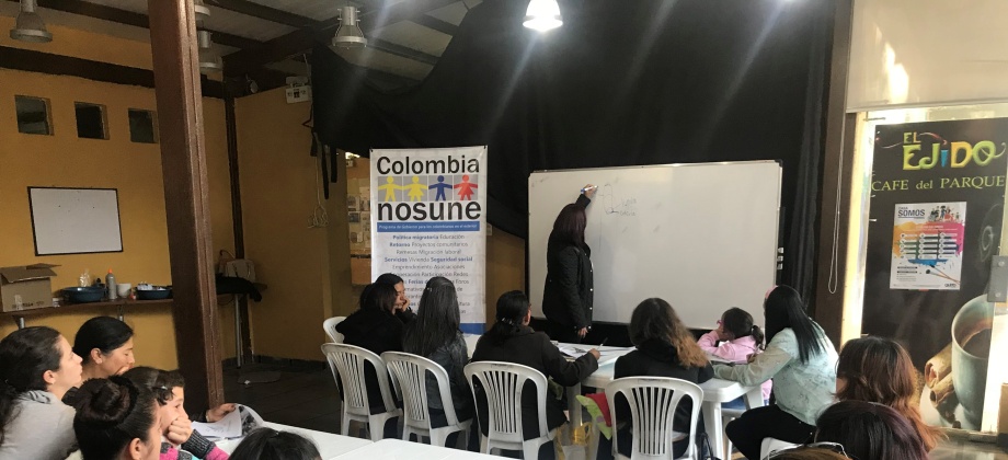 Consulado en Quito inició el taller de cuidado y decoración de uñas, actividad que hace parte de la Mesa de Mujeres 