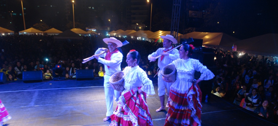 El Consulado General de Colombia en Quito reunió a más de 8.000 personas en la celebración de la noche de las velitas