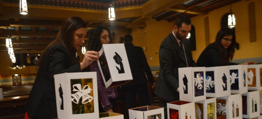 Consulado y comunidad colombiana en Nueva York encendieron los faroles de la tradición Quimbaya en el marco de la noche de las velitas