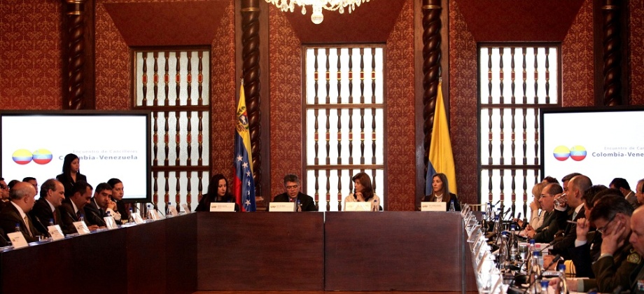 Los Cancilleres de Colombia, María Ángela Holguín, y  de Venezuela, Elías Jaua, instalaron la Comisión Binacional en el Palacio de San Carlos. Foto: OP-Cancillería.