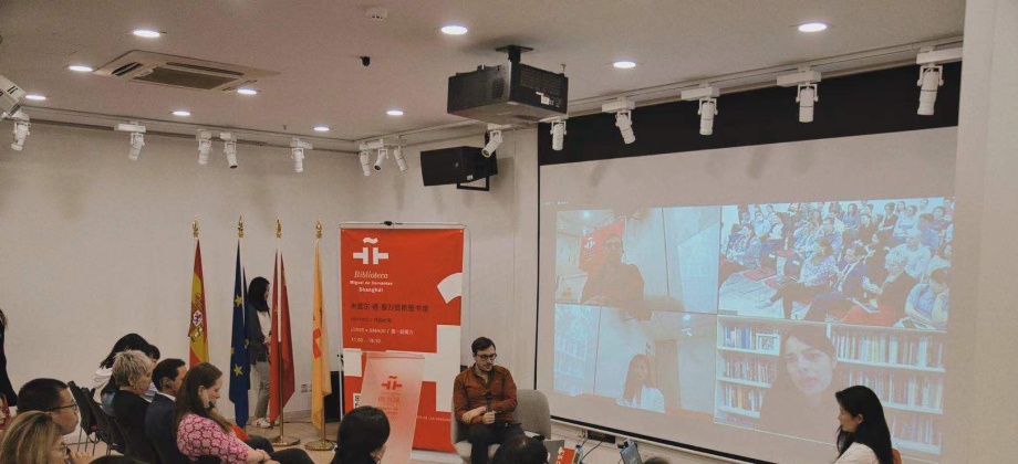 La Embajada de Colombia en China organizó un conversatorio virtual con Margarita García Robayo sobre la obra Hay ciertas cosas que una no puede hacer descalza ( 有些事赤脚女人不能做 )