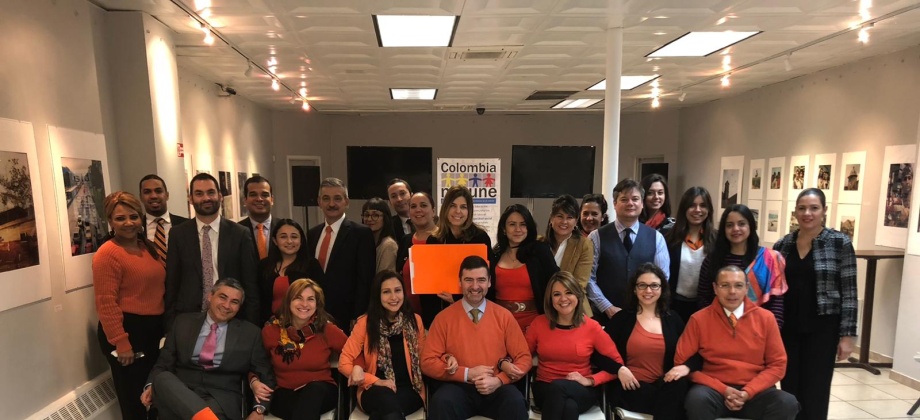 Consulado en Nueva York se 'pintó de naranja' para conmemorar el Día Internacional de la Eliminación de la Violencia contra las Mujeres