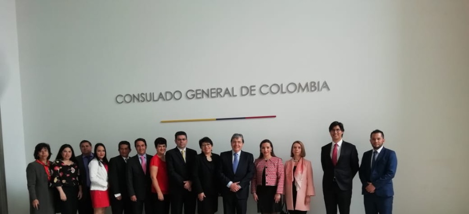Canciller Carlos Holmes Trujillo saludó a funcionarios del Consulado de Colombia en Lima