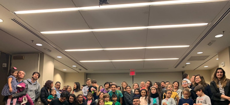 Con las presentaciones 123 Andrés y de la obra de teatro “La gallina y arepa de maíz” el Consulado de Colombia celebró el Día del Niño 