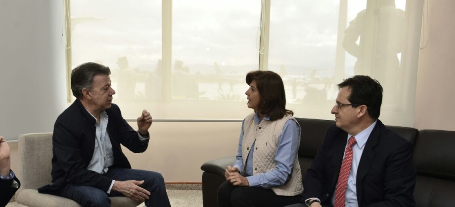 Canciller Holguín informó al Presidente Santos sobre evolución de la situación en Venezuela