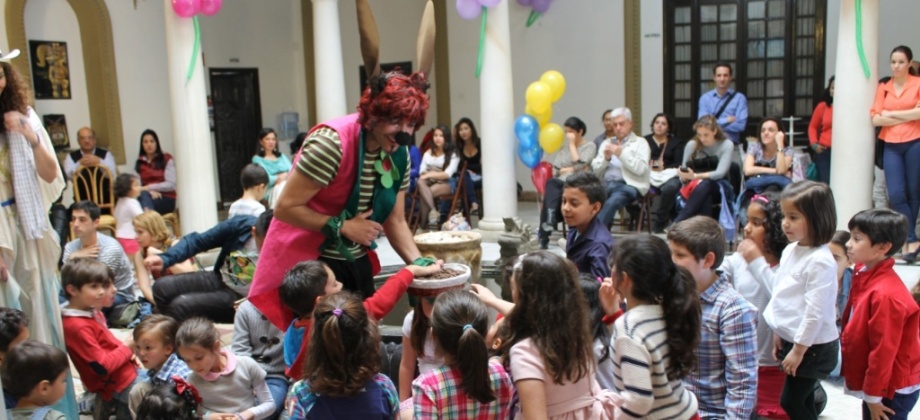Los recreadores lograron captar toda la atención de los niños, quienes encantados tocaron el café en grano de Colombia y sintieron su aroma. Al fondo, atentos al desarrollo de la actividad, la Cónsul General, Grabriela Cano Ramírez y el Cónsul Alvaro Perdomo González.