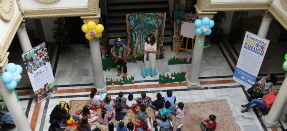 La Fundación Grupo Azvi se sumó a la celebración con el grupo de recreadores, quienes recibieron a los niños con un cuento infantil para luego contarles sobre las esmeraldas y el café de Colombia.  