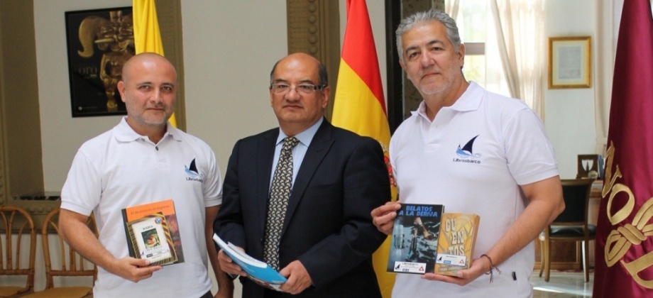 El Cónsul (E) Álvaro Perdomo González (centro), Edwin Gómez de Librosbarco (izquierda), José Manuel Correa Librosbarco (derecha).