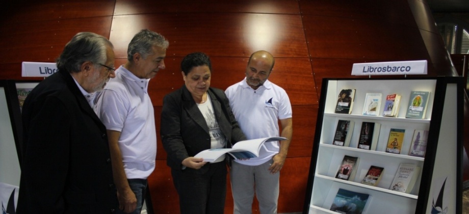 Edwin Gómez de Librosbarco,  Manuela de Paz, Presidenta de la autoridad aeroportuaria de Huelva, Jaime de Vicente Director  del Otoño Cultural Iberoamericano (OCIb) y José Manuel Correa, de Librosbarco.
