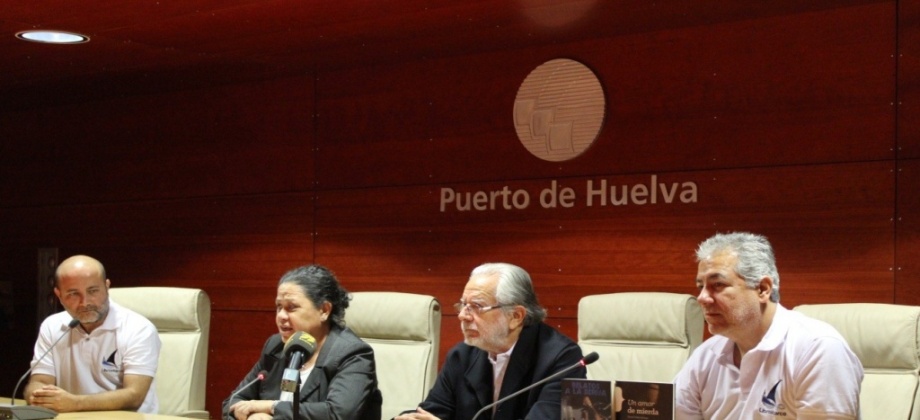 Edwin Gómez de Librosbarco,  Manuela de Paz, Presidenta de la autoridad aeroportuaria de Huelva, Jaime de Vicente Director   del Otoño Cultural Iberoamericano (OCIb) y José Manuel Correa, de Librosbarco.