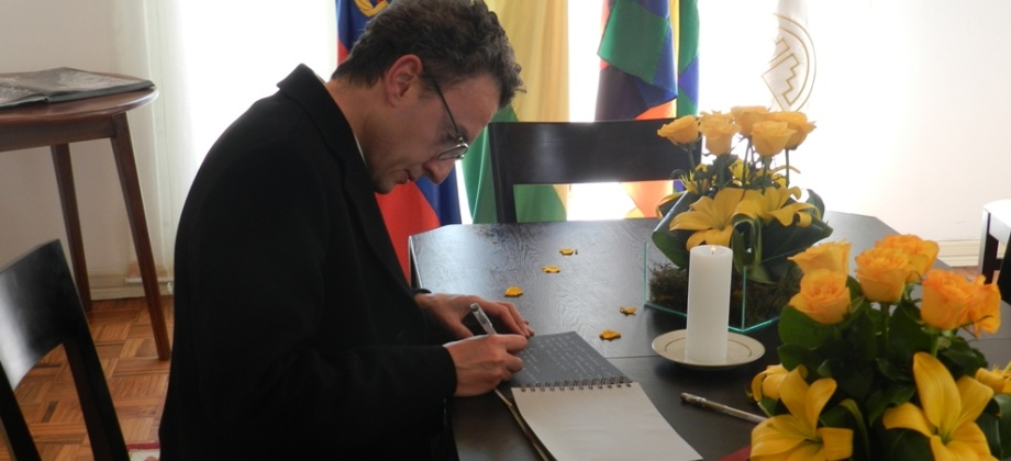 Representante de la ONUDC en Bolivia, Antonino De Leo, acudió a firmar el libro de condolencias
