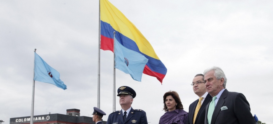 Bogotá, (jul. 5/14) En el aeropuerto militar de Catam, fue recibido por la Ministra de Relaciones Exteriores, María Ángela Holguín, su Majestad el Rey Don Juan Carlos, quien llegó al país para asistir a la ceremonia de posesión del Presidente Juan Manuel Santos  para el periodo 2014 – 2018. Foto: Felipe Pinzón - OP-Cancillería. 