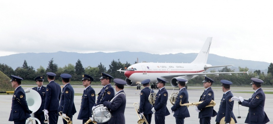 Bogotá, (jul. 5/14) En el aeropuerto militar de Catam, fue recibido por la Ministra de Relaciones Exteriores, María Ángela Holguín, su Majestad el Rey Don Juan Carlos, quien llegó al país para asistir a la ceremonia de posesión del Presidente Juan Manuel Santos  para el periodo 2014 – 2018. Foto: Felipe Pinzón - OP-Cancillería. 