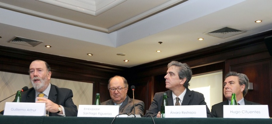 El embajador de Colombia en Chile, Santiago Figueroa Serrano, ante un auditorio de más de 70 personas, inauguró el Seminario, destacando la importancia del Convenio.