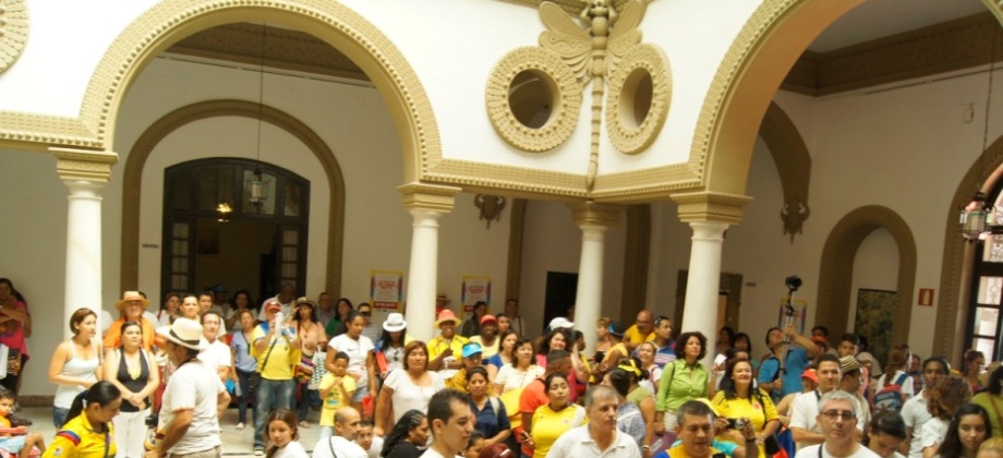  Actuación de cantantes y degustación gastronómica en el Pabellón de Colombia en Sevilla.