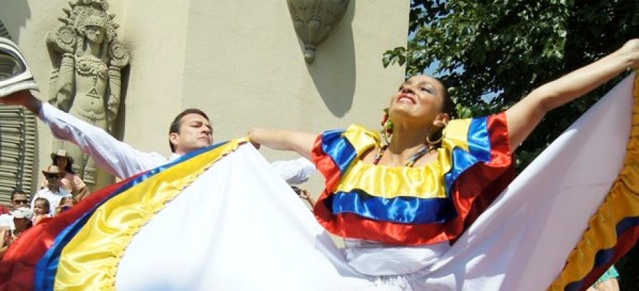 Bailes folclóricos en el Pabellón de Colombia en Sevilla. Grupo Acopia- Uncol