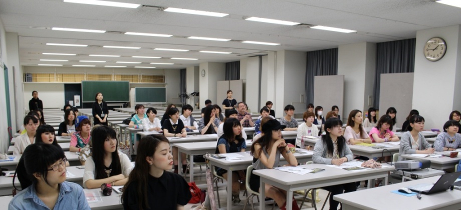Estudiantes de moda de la Universidad Bunka Gakuen se encontraron con los artistas colombianos.