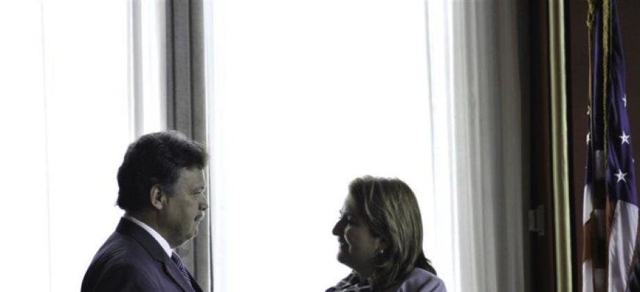 La cónsul General Central, Elsa Gladys Cifuentes Aranzazu y el Asambleista, Felix Ortiz