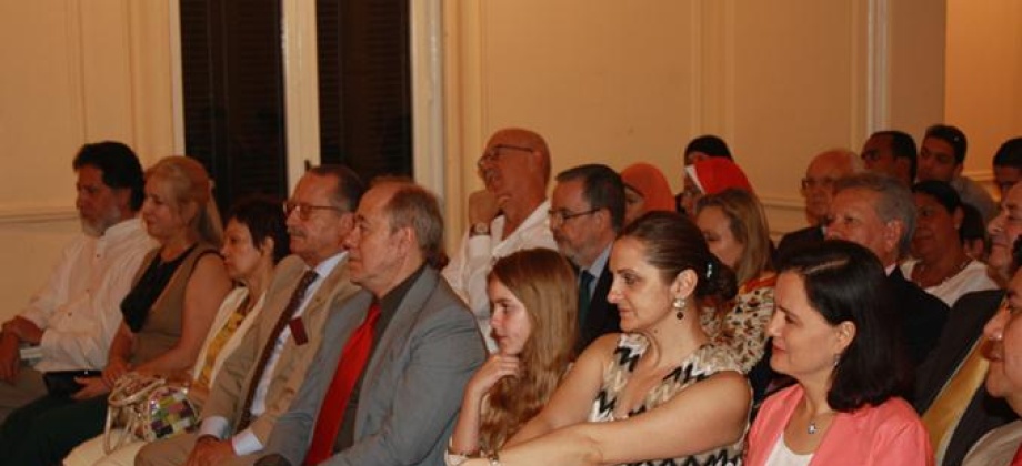 Asistentes a la presentación  se deleitan con la exposición de Wiliam Ospina.