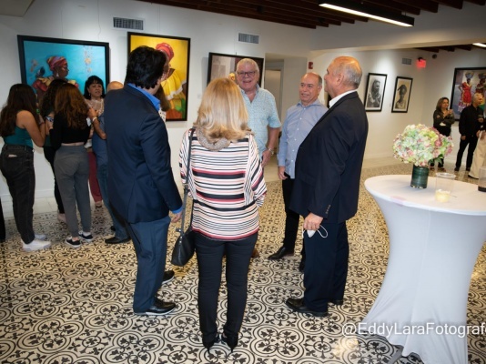 Exposición artística en la noche de galería del consulado General de Colombia en Miami.