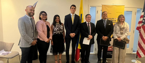 Personas en la Noche Cultural realizada en el Consulado de Colombia en Miami